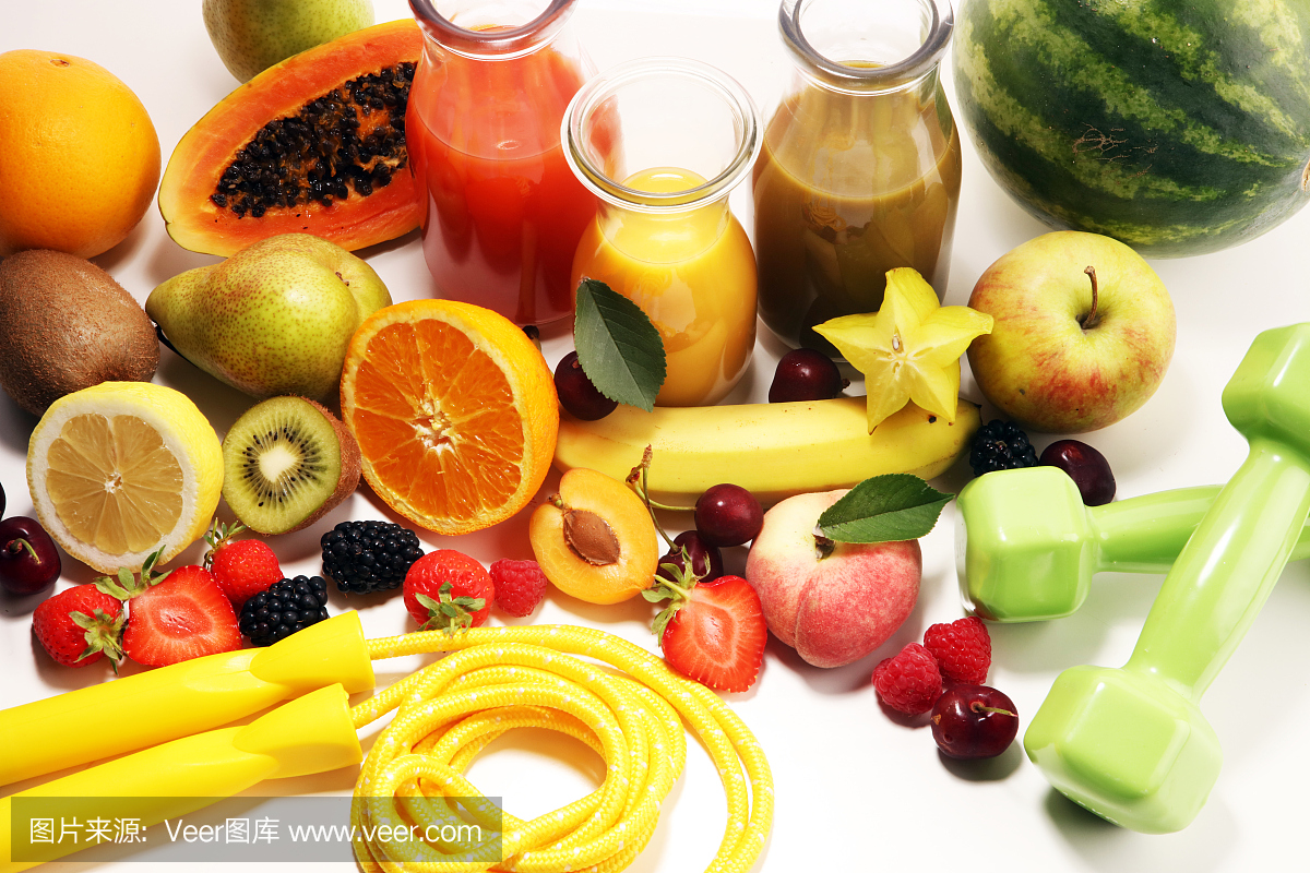 健康的生活方式的概念。健康水果,冰沙和运动健身设备,哑铃和跳绳
